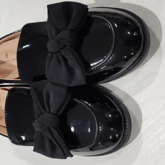 Bandolino Lindio 3 Loafer Black Patent with Bows - Picture 9 of 13